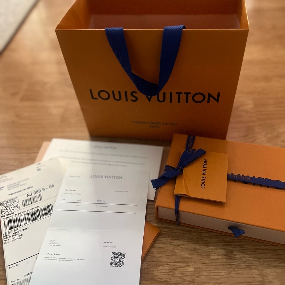 Brand new authentic Louis Vuitton Monogram Passport Holder / wallet - Picture 5 of 6